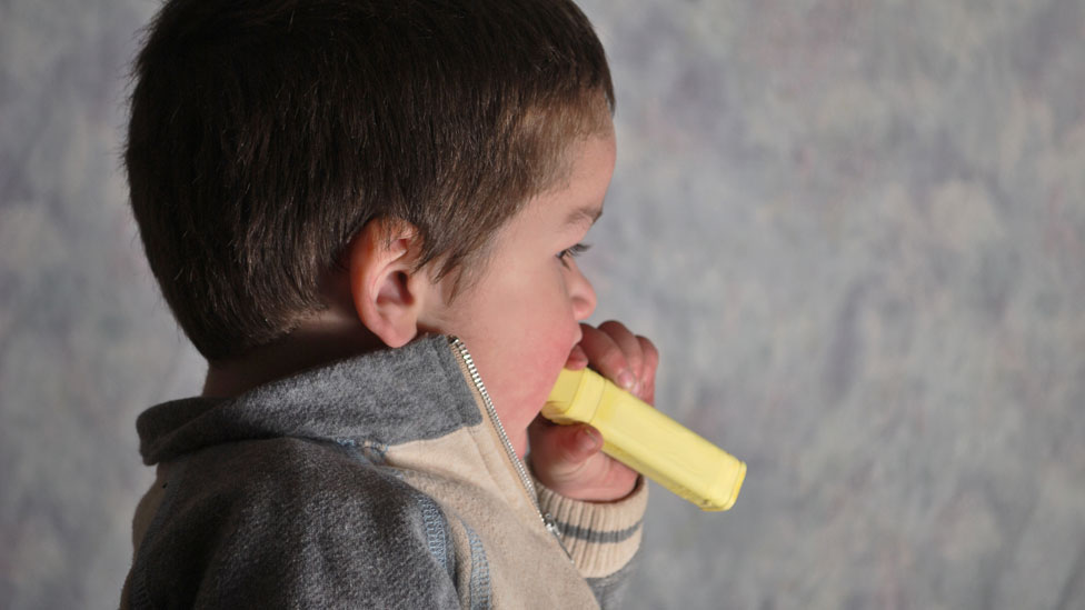Un niño comiendo tiza
