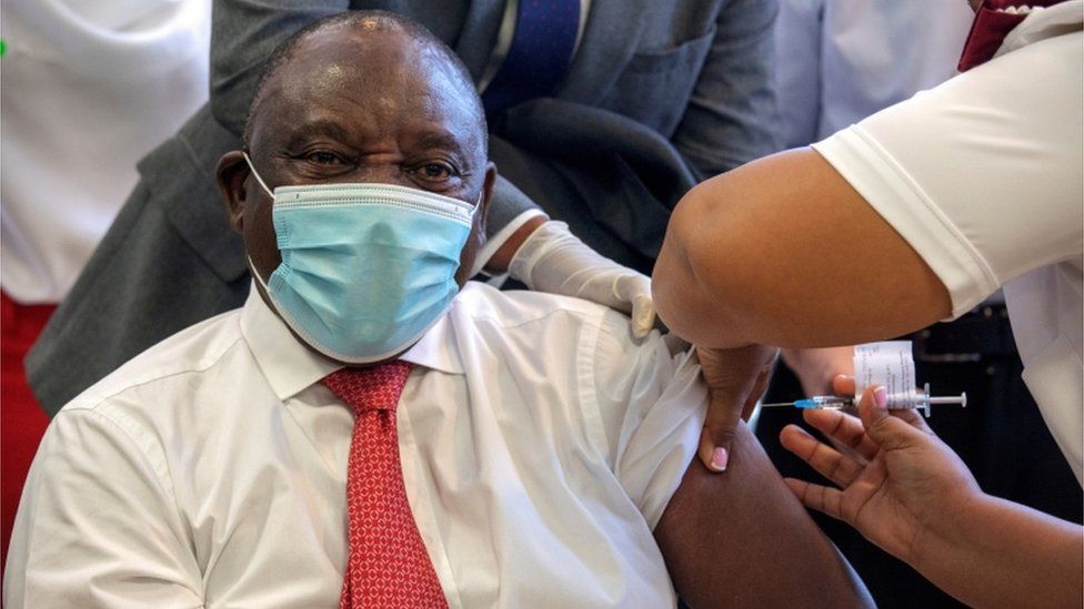 南非總統拉馬福薩（Cyril Ramaphosa）在開普敦接種首批抵達的強生公司疫苗。
