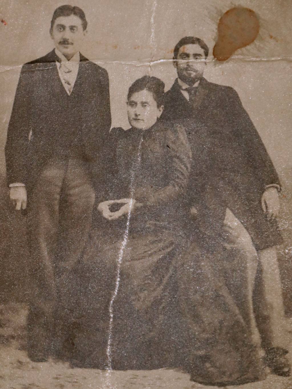 Marcel Proust (izq), su hermano Robert (der) y su madre Jeanne Weil Proust (centro).