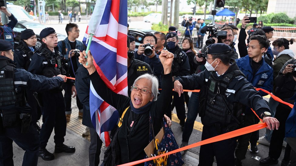 著名社運人士王婆婆在法院外抗議
