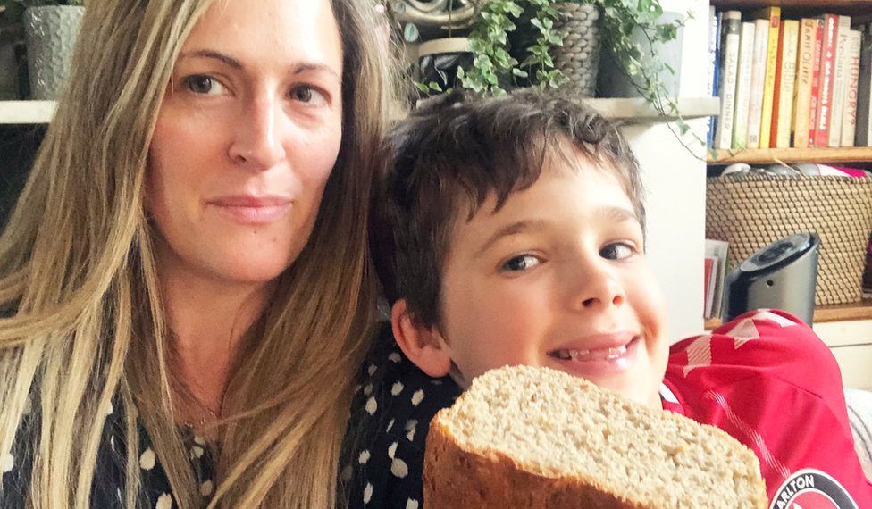 Зоя и ее сын с домашним хлебом