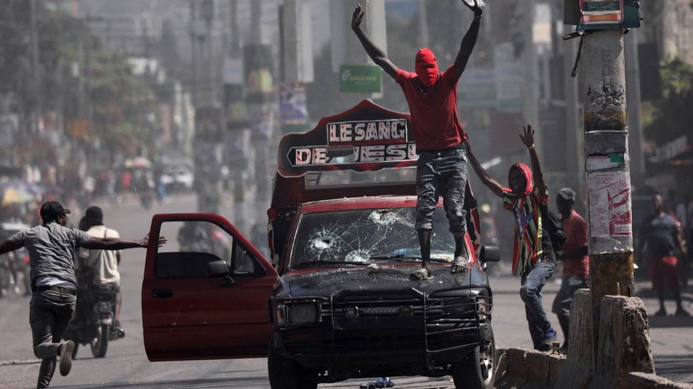 Haiti violence: State of emergency declared after mass jailbreak - BBC News