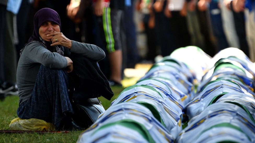 Una mujer musulmana de Bosnia llora los cuerpos de 33 hombres muertos en la masacre de Srebrenica que fueron recientemente identificados