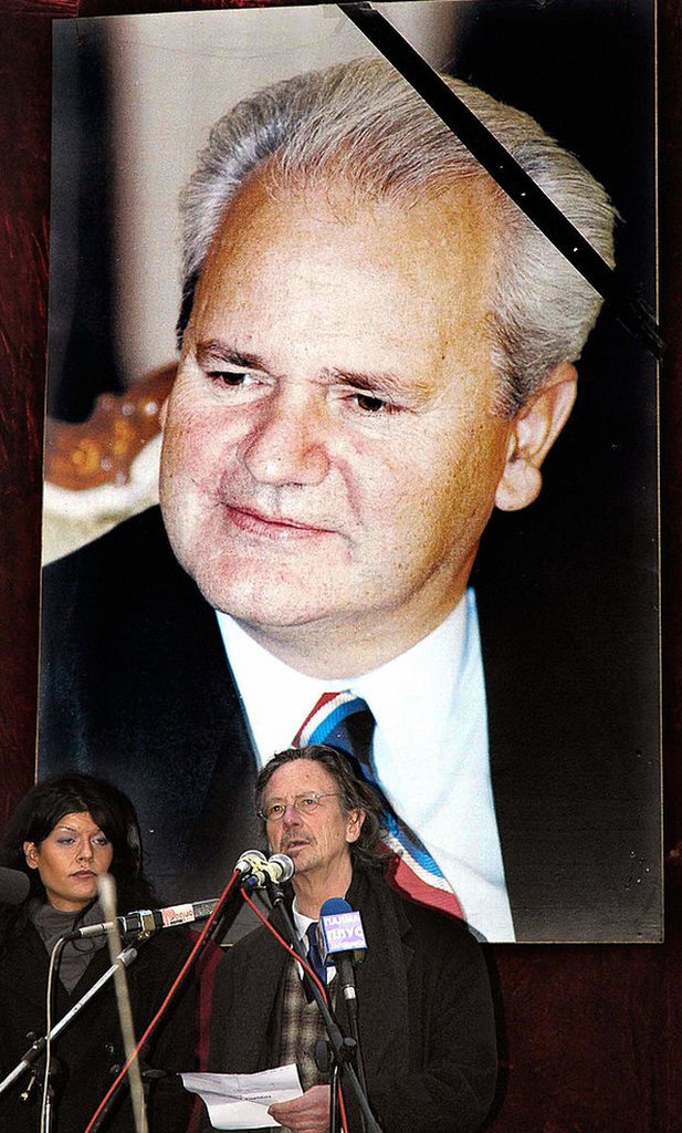Handke durante el funeral de Milosevic.