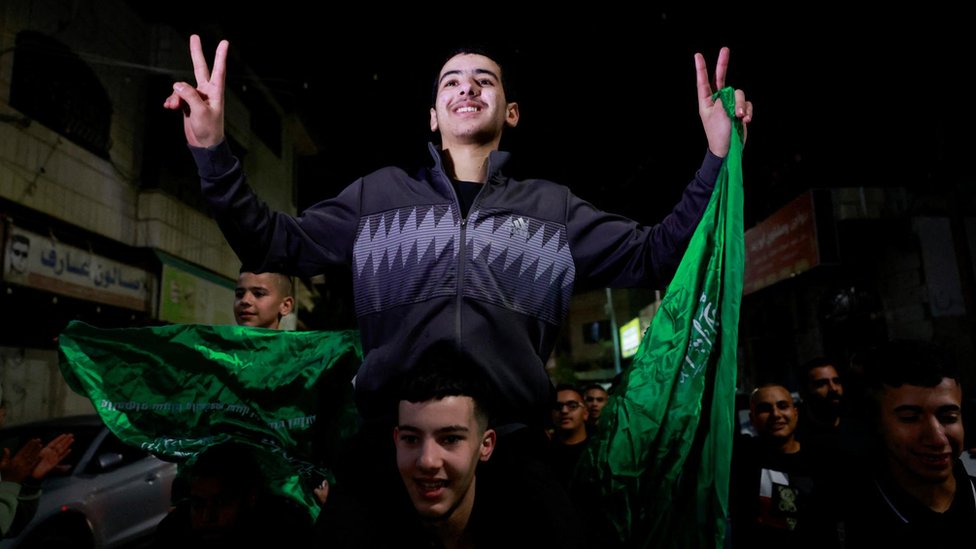 在巴勒斯坦囚犯獲釋時，一些支持者持旗幟迎接。
