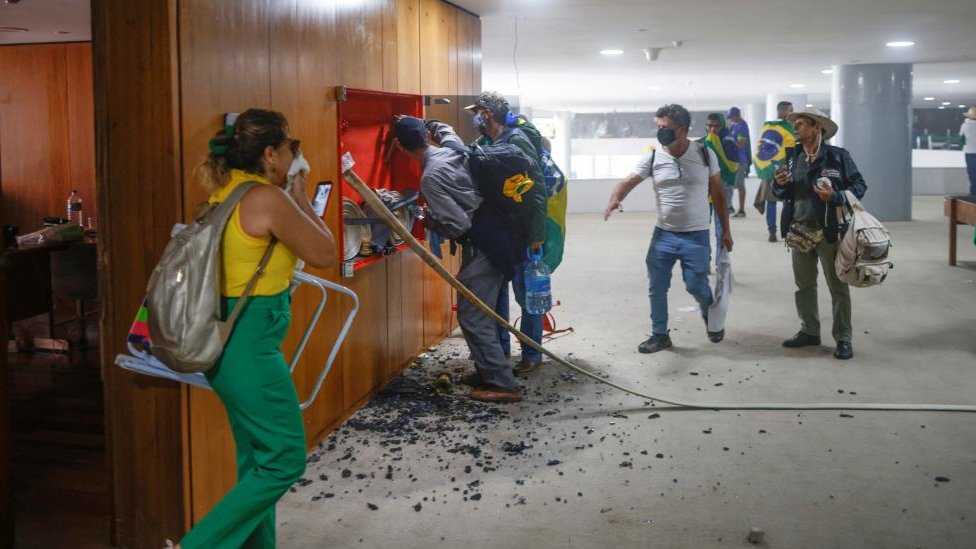 Pendukung Bolsonaro merusak bagian dalam Istana Kepresidenan.