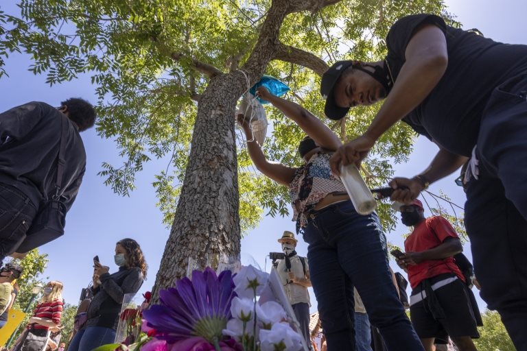 Residentes de Palmdale montaron un altar en homenaje a Fuller en el árbol donde apareció colgado el pasado 10 de junio.
