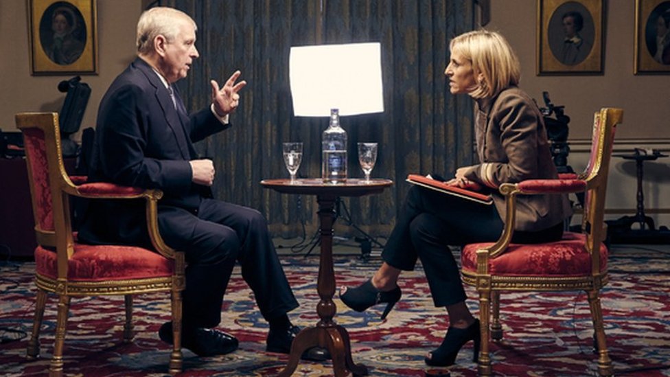 El príncipe Andrés hablando con la periodista de la BBC Emily Maitlis