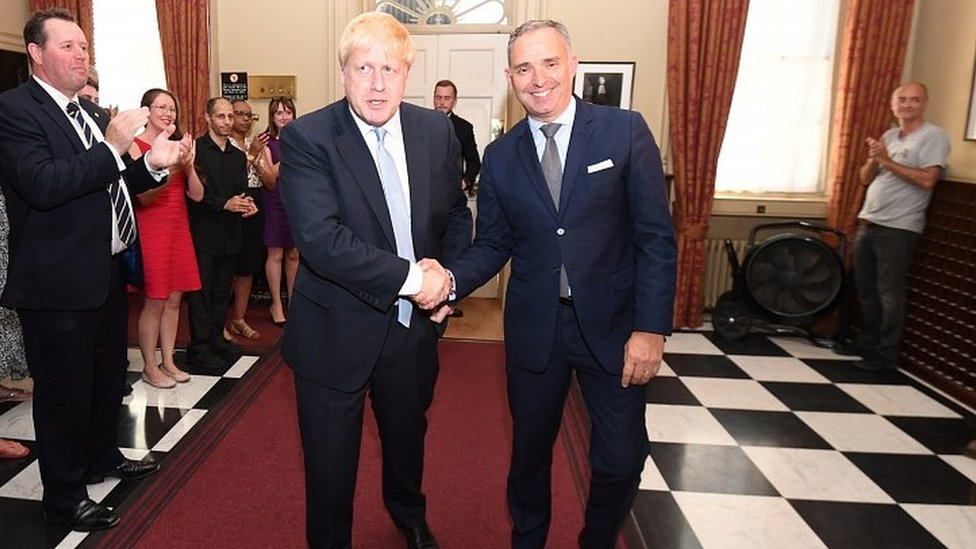 Сэр Марк Седвилл приветствует Бориса Джонсона на Даунинг-стрит после того, как он стал премьер-министром в июле 2019 года