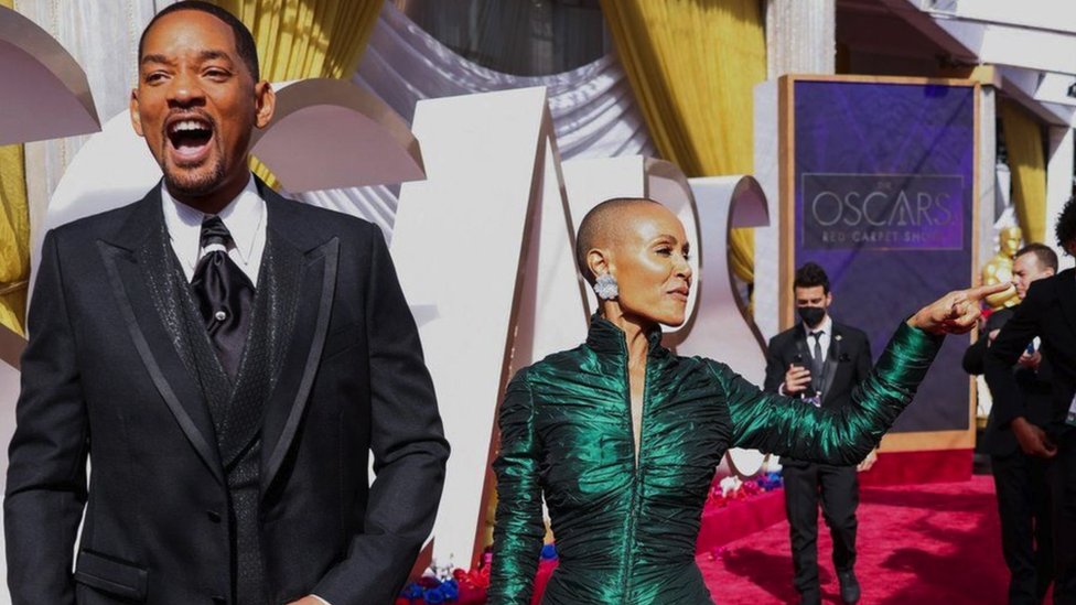 Will Smith e Jada Pinkett Smith sorriem para as câmeras antes da cerimônia em Los Angeles