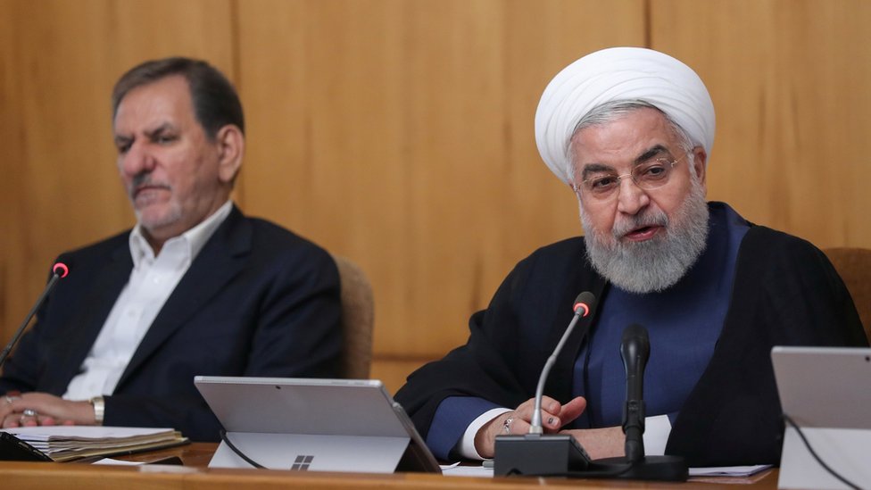 الرئيس الإيراني حسن يتحدث في مجلس الوزراء