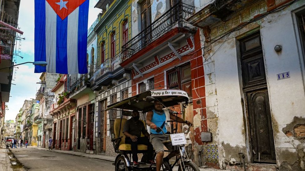 Una calle de La Habana donde ondea la bandera de Cuba