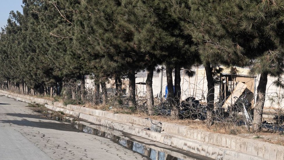 صورة التقطت في 1 يناير/كانون الثاني 2023 لموقع انفجار بجوار مدخل مطار عسكري في كابول