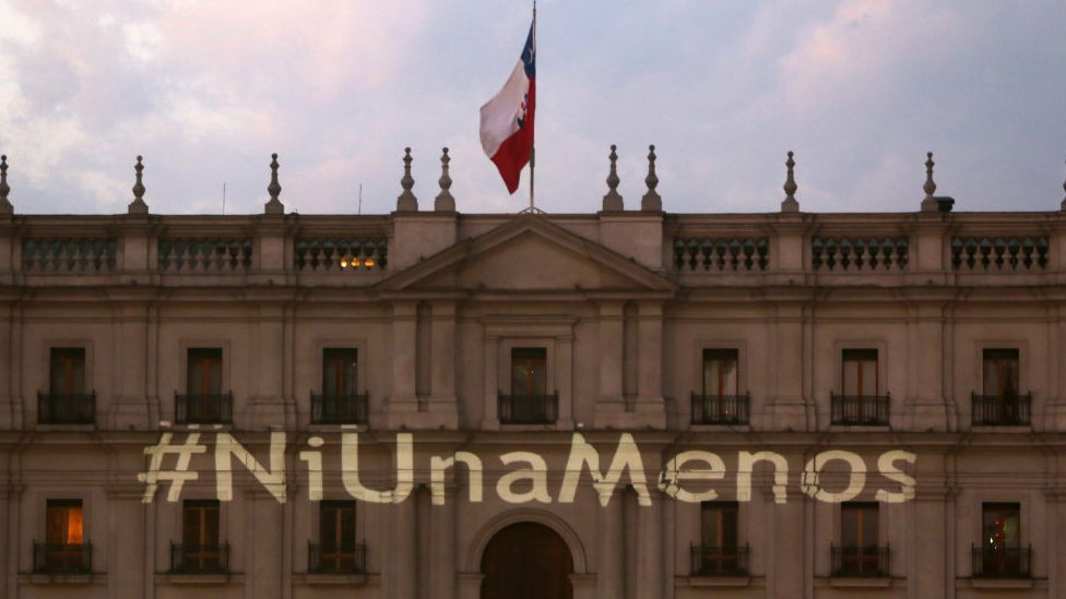 #NiUnaMenos expuesto en la casa de gobierno de Chile.