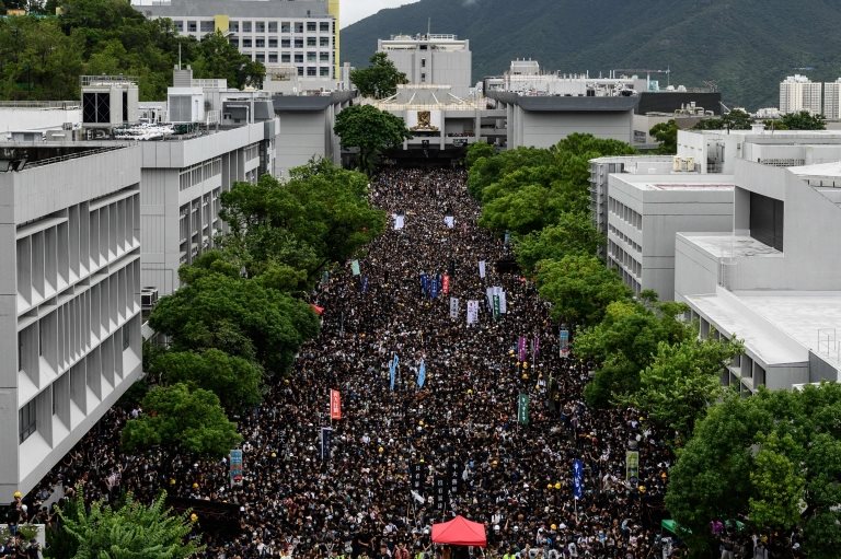 Çin Üniversitesi'nin önünde toplanan öğrenciler