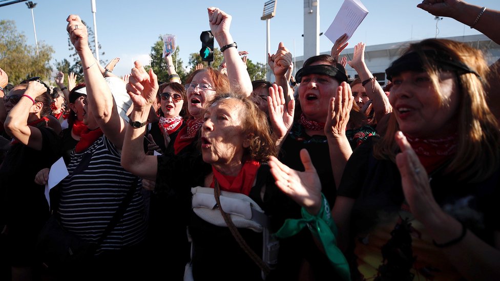 Mujeres protestando con la coreografía "Un violador en tu camino" en Santiago