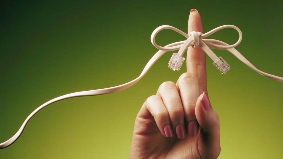 Revisa las leyes y exige tu derecho a desaparecer de ciertas búsquedas. cable atado a una mano