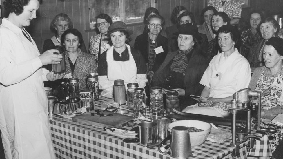 24 мая 1940 года. Мисс Б. А. Кранг из Исследовательского центра Лонг-Эштона читает лекции сотрудникам Женского института в Монмутшире о методах консервирования, розлива и сушки фруктов и овощей, а также приготовления джема и желе.