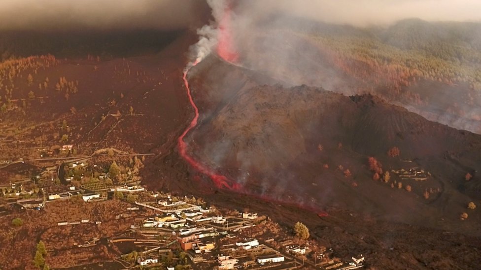 أعلنت السلطات في جزر الكناري عن خطط لشراء مجمَّعين سكنيين لأولئك الذين شرّدتهم ثورة البركان.