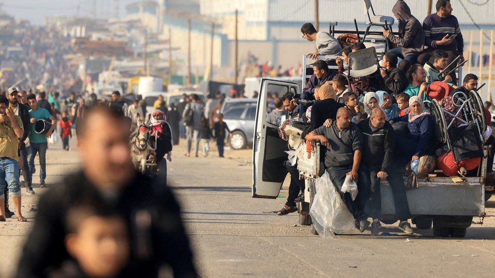 People flee from Khan Younis towards Rafah in Gaza, 4 December 2023
