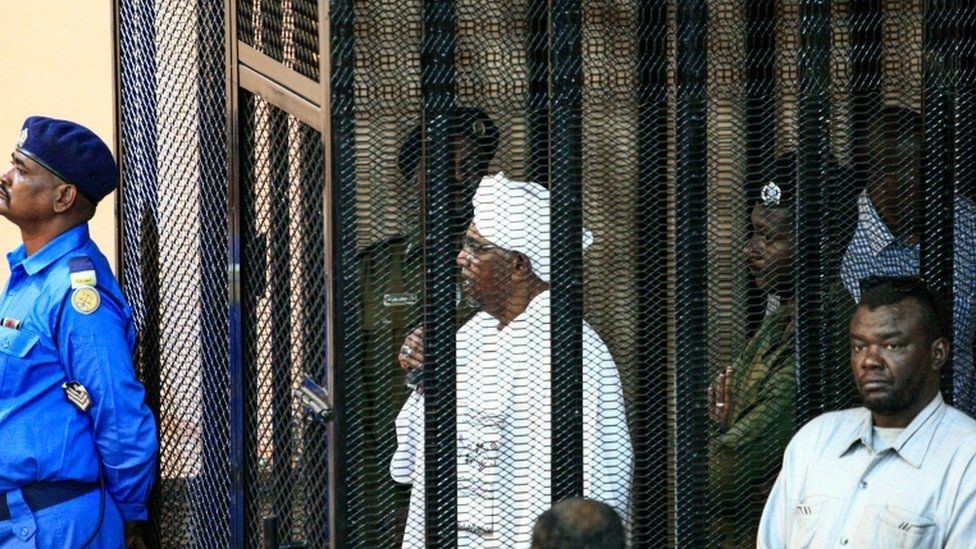 البشير ينفي التهم الموجهة إليه