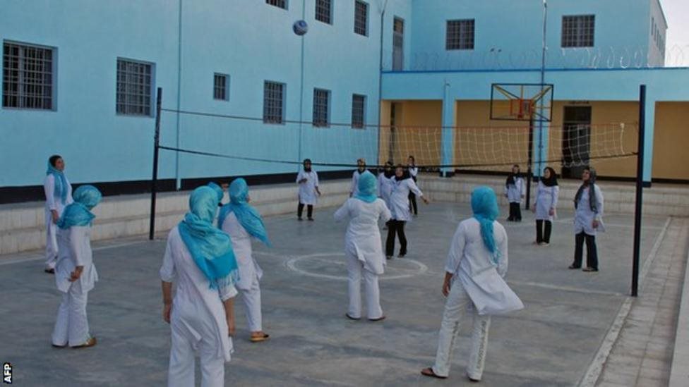 فتيات يلعبن الكرة الطائرة