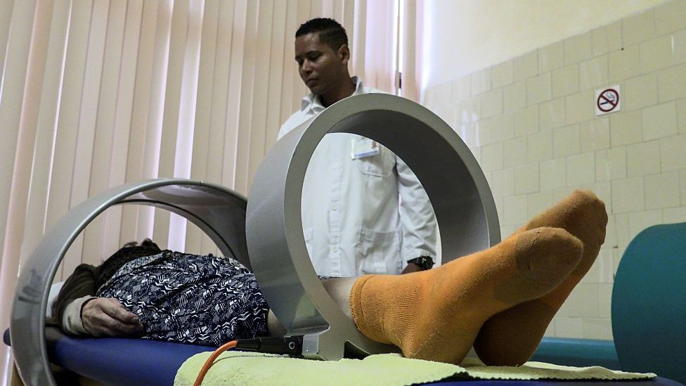 La salud gratuita es uno de los pilares de la Revolución Cubana. Mujer en escáner con médico.