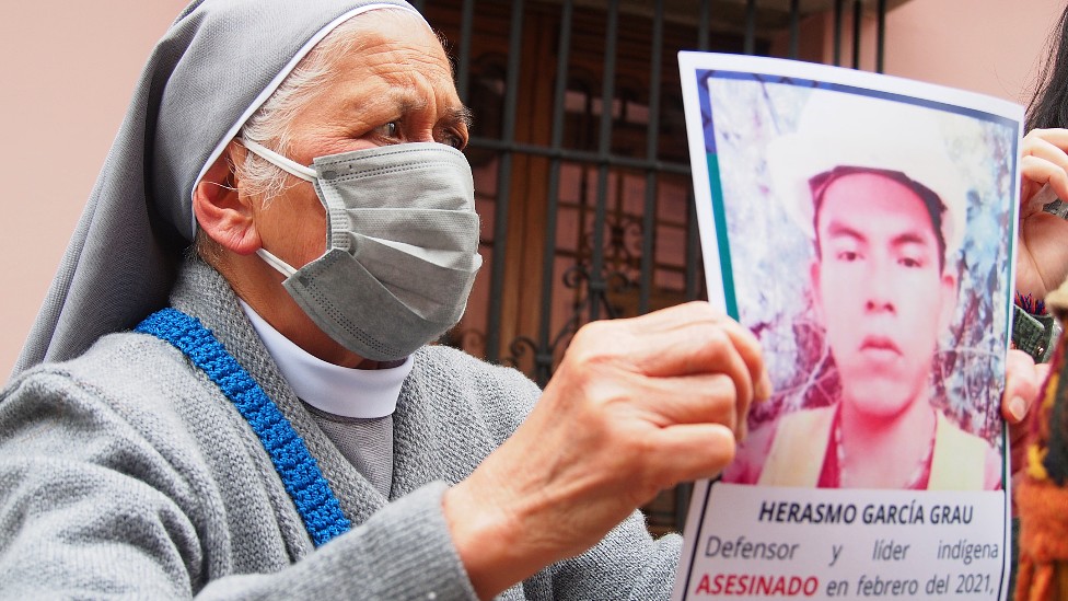 Una monja sostiene en sus manos una imagen del líder indígena asesinado Herasmo García Grau