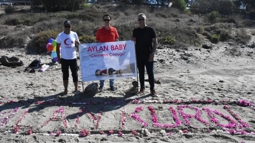 Conmemoración en una playa de Turquía del quinto aniversario de la muerte del bebé sirio Alan Kurdi