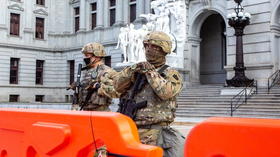 أفراد من الحرس الوطني يحرسون مبنى البرلمان في بينسيلفانيا.
