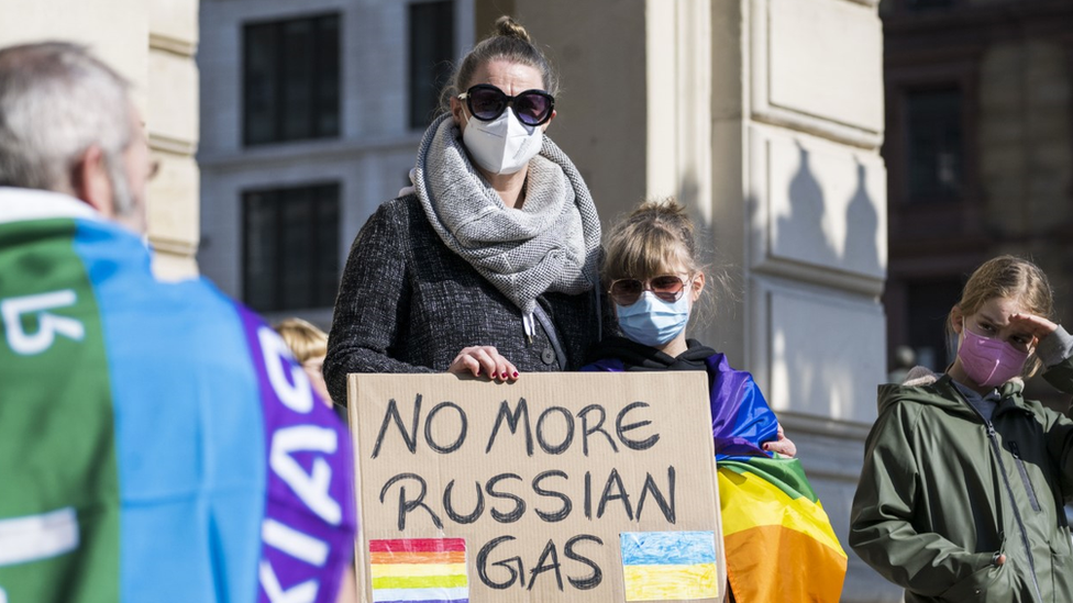 Frankfurt'ta düzenlenen Rus doğal gazı ve petrolünün kullanımının sona erdirilmesiyle ilgili protestodan görüntü.