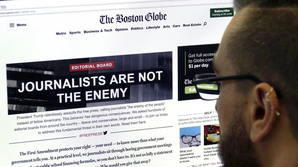 8月16日，350多家美國媒體各自發表社論，抨擊特朗普上台以來一直對媒體的攻擊（圖為波士頓環球報網站當天的頭條：記者並非敵人）。