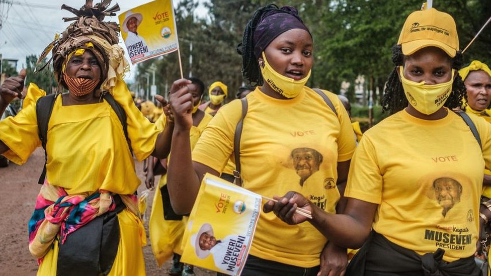 Сторонники президента Уганды Йовери Мусевени во время митинга в Джиндже, Уганда, 4 декабря 2020 года