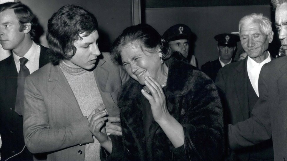 Мария Миникиелло плачет на улице в 1971 году