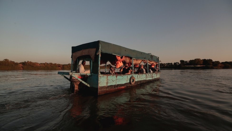 Туристы плывут через слияние рек Белый Нил и Голубой Нил в Хартуме, Судан, 15 февраля 2020 г.