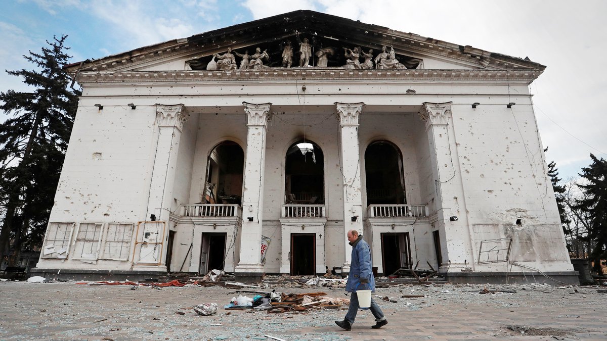 El teatro de la ciudad después de ser bombardeado.