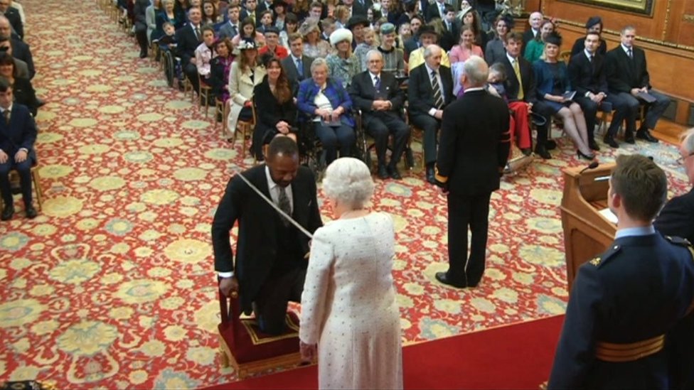 Ленни Генри получает рыцарское звание от Королевы