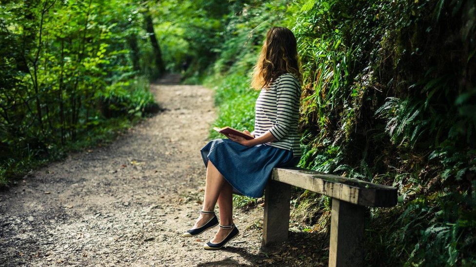 Durante la pausa no debes distraerte con el celular ni mirar correos. Sencillamente debes descansar para ayudar a tu memoria a consolidar los nuevos conocimientos adquiridos. Mujer leyendo
