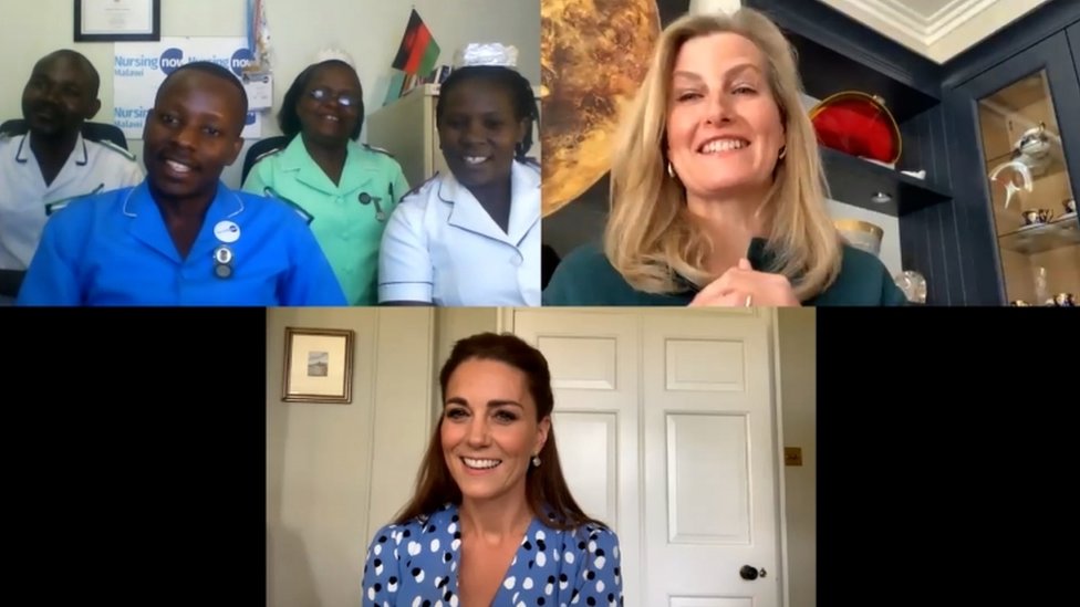 Кэтрин и Софи разговаривают с медсестрами в Малави