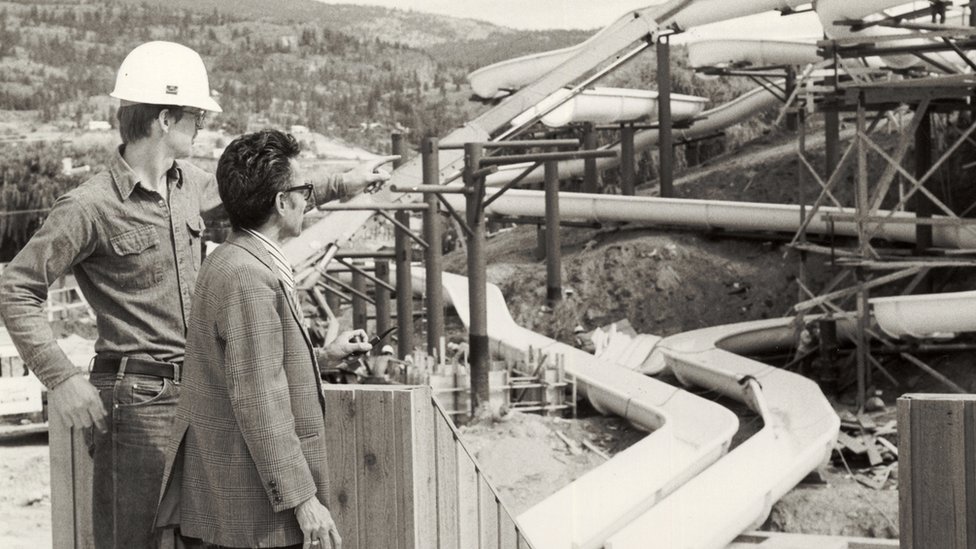 Джефф в 1981 году с инженером Гектором Негаком в аквапарке WhiteWater в Пентиктоне, Британская Колумбия
