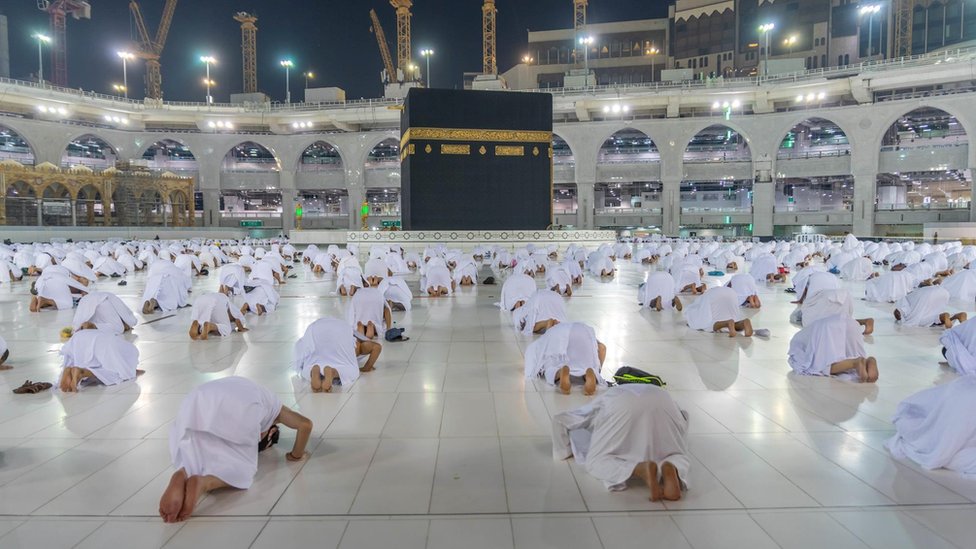 Saudi Arabia To Allow In Vaccinated Umrah Pilgrims Bbc News