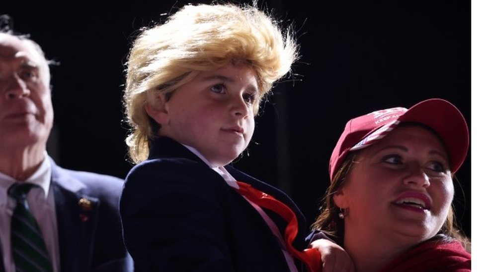 Ребенок в костюме Трампа на ралли Джонстон в Пенсильвании на прошлой неделе