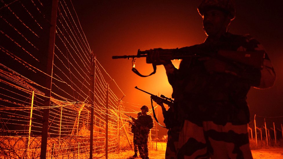 На этой файловой фотографии, сделанной 17 января 2013 года, солдаты Индийских пограничных сил (BSF) патрулируют пограничный забор на заставе вдоль линии контроля (LOC) между Индией и Пакистаном в Абдулиане, примерно в 38 км к юго-западу от Джамму || |