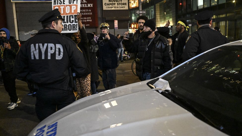 Manifestantes encaran a la policía de Nueva York