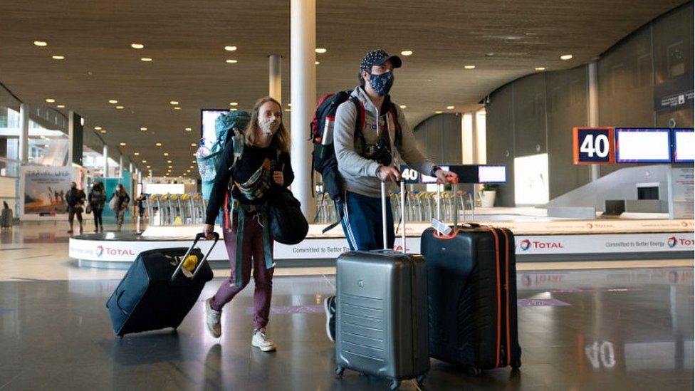 Пассажиры в аэропорту Шарль-де-Голль, фото из файла, май 2020 г.
