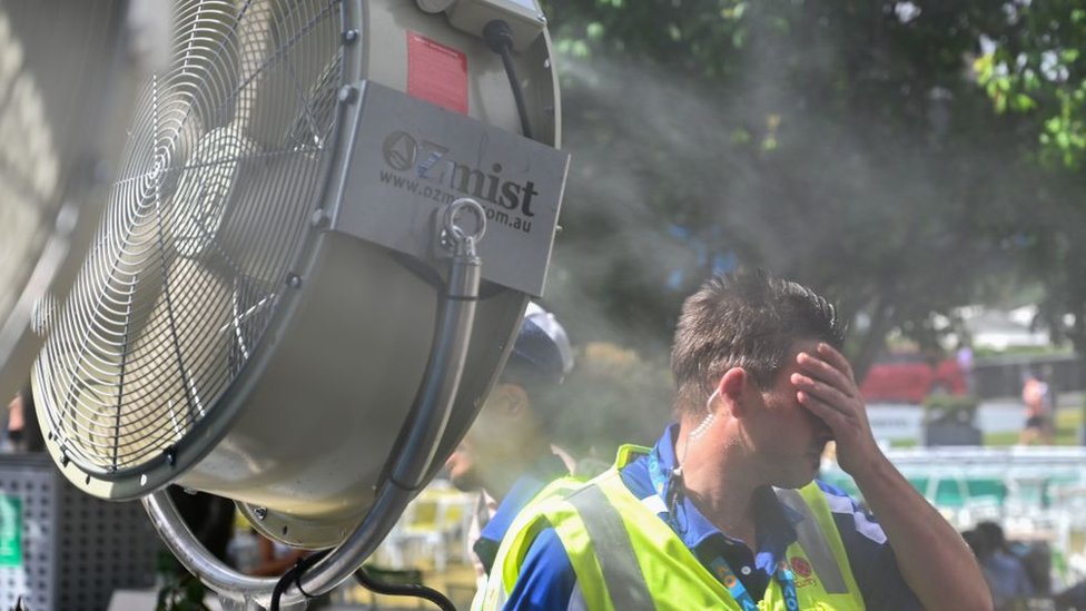 Hombre tratando de refrescarse al lado de un ventilador, en Australia. Hombre tratando de refrescarse al lado de un ventilador, en Australia.