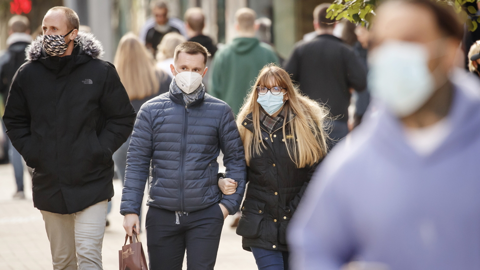 Leeds kentinde sokakta yürüyen insanlar