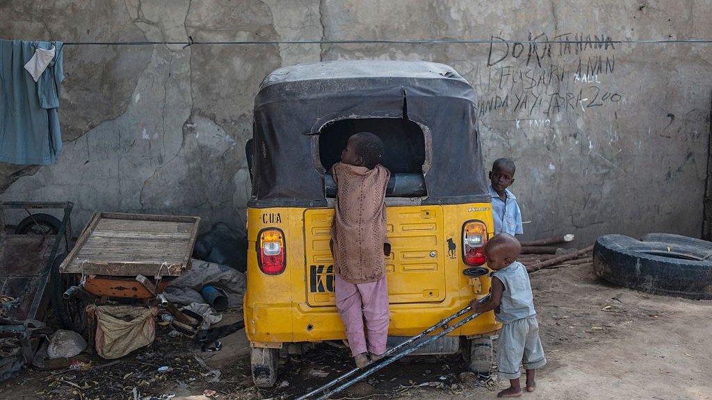 أطفال يلعبون حول عربة "توك توك" معطلة في مايدوغوري، شمال شرق نيجيريا