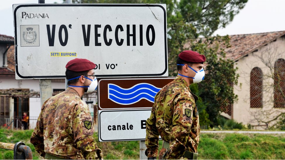 Soldados italianos patrullan el perímetro del pequeño pueblo de Vo.