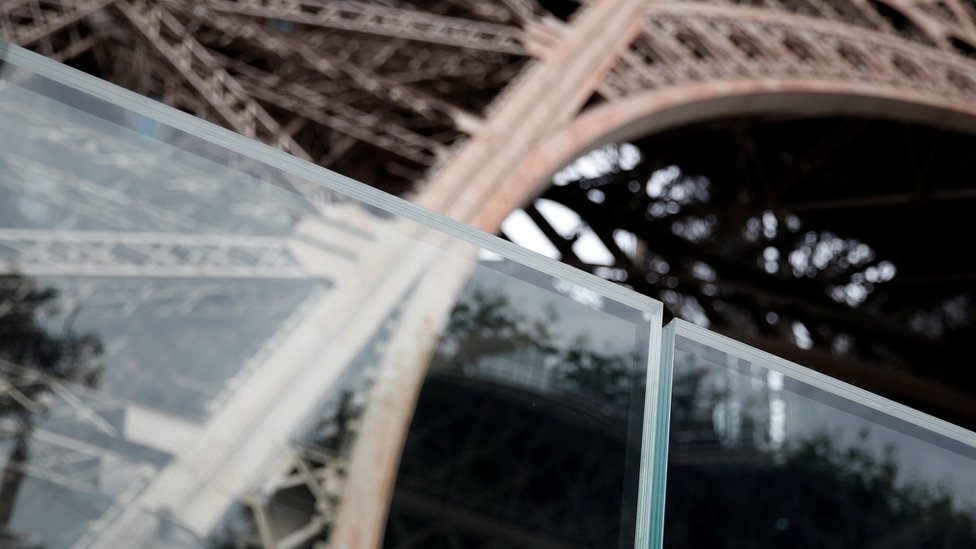 Una barrera instalada junto a la Torre Eiffel